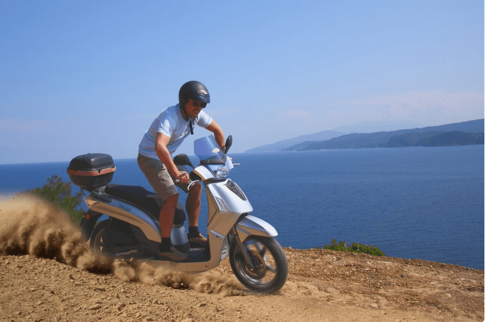 Passer de la voiture au scooter 50 : permis, équipement et assurance